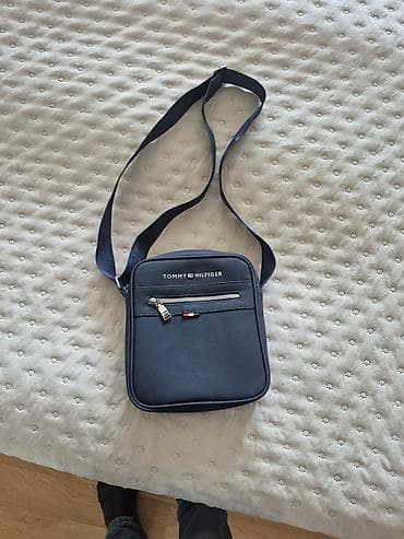 prada eynək: Tommy Hilfiger kişi çiyin çantası – tünd göy rəng. - Kompakt, yüngül — 1