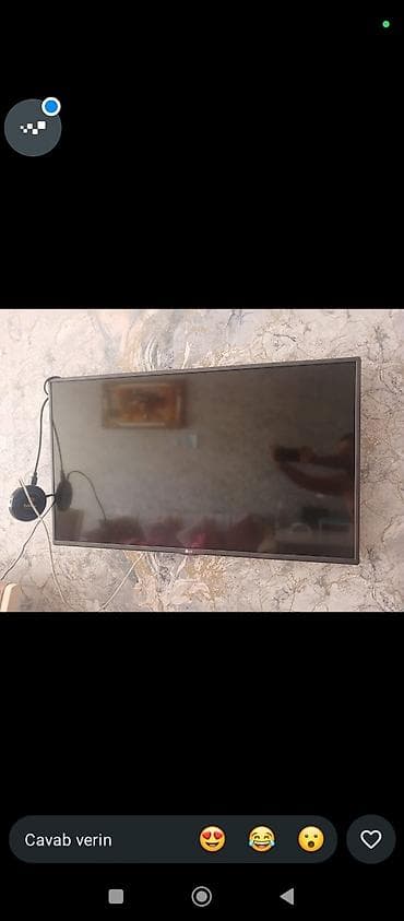 LG LED televizor – divara quraşdırılmış. - Ekran: təxminən 40–43 düym