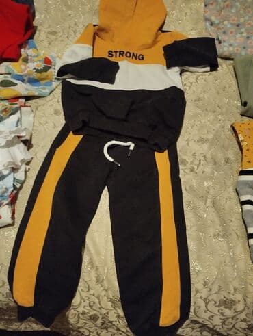 ziyafet geymleri: Məhsul paketi: ayaqqabı və geyim 1) Qırmızı idman ayaqqabıları - — 22