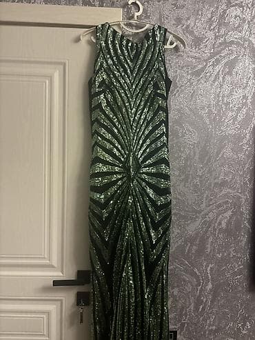 Yaşıl parıltılı gecə/libas - Model: Uzun, bədənə oturan, qolsuz gecə