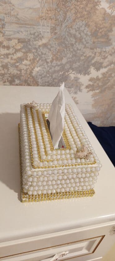 Bəzəkli salfet qutusu - Dizayn: Ağ incə bəzəkli muncuqlar və qızılı