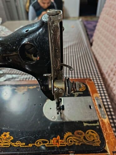 ручная швейна машина: Antik tikiş maşını – mexaniki, stolüstü model - Korpus: döküm metal — 3