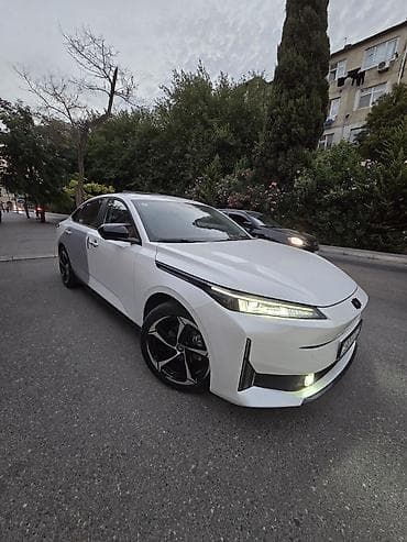 centra masin: Changan Qiyuan A05: 1.5 l | 2025 il 68500 km Sedan — 3