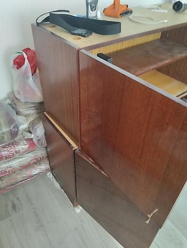 led blok: Klassik üslubda, ağac teksturalı dörd qapılı asma/üst dolab bölməsi — 2