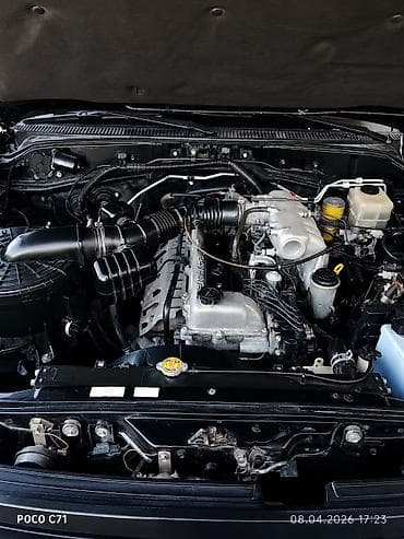 suzuki grand vitara: Toyota Land Cruiser: 4.5 l | 2006 il Ofrouder/SUV — 6
