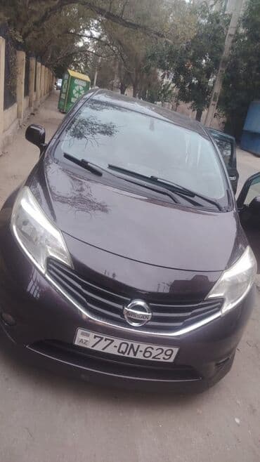 ucuz elektrikli motosiklet: Nissan Note, qara rəng, 5 qapılı hetçbek. Arxa spoylerli, yığcam və — 6