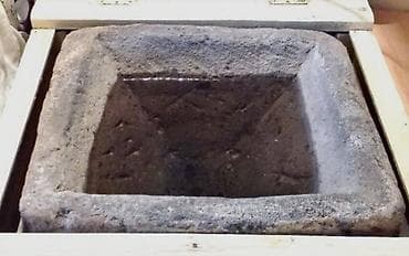 Вешалки: Kvadrat formalı, dərinliyi piramidaşəkilli olan daş hovxa (oşaq/daş — 1