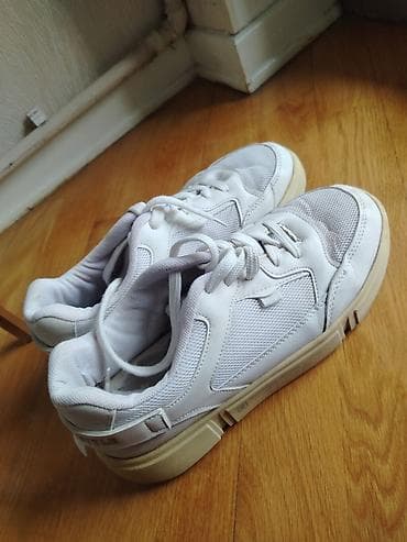 ağ krasovka: Ağ rəngli idman ayaqqabısi vəziyyəti şəkildə görsənir. - Rəng: ağ — 1