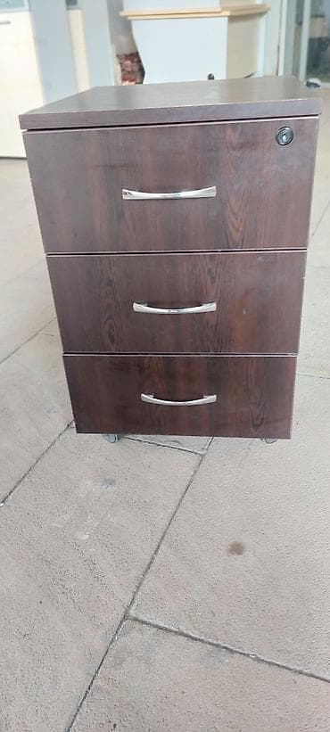 Tünd qəhvəyi rəngdə, kompakt ofis tumbası. - Material: ağac