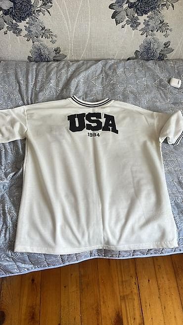 Futbolkalar: Ağ rəngli qısaqol futbolka - Dizayn: Arxada böyük “USA 1984” yazısı; — 1