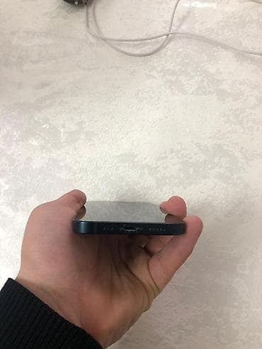 aple: IPhone 13, Midnight, Face ID — 3