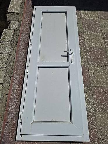 taxda qapi: Ağ rəngli plastik/metal çərçivəli giriş qapısı. Xüsusiyyətlər: - — 1