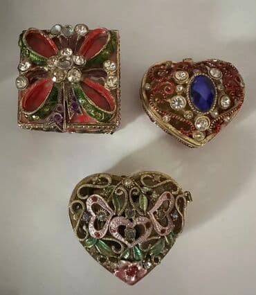 xari bulbul yaxa sancagi: Bijuteriye qabi — 1