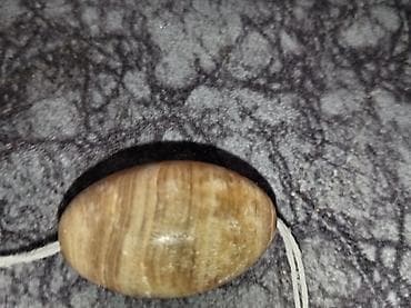 Təbii daş muncuq – ellips formalı, krem-qəhvəyi çalarlı, zolaqlı