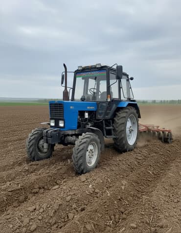 Belarus 82.1 traktor - Rəng: mavi - 4x4 (ön dartı) konstruksiyası -