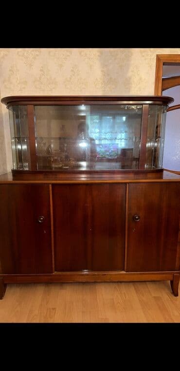 Şüşəli dolab vitrini