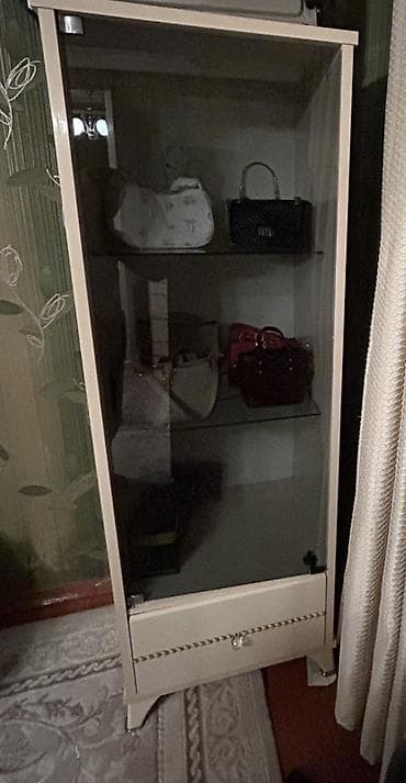 Şüşəli dolab vitrini