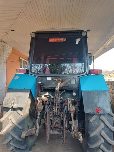 Qoruyucu plyonka və şüşələr: Belarus 1221 traktor - Güclü 6 silindrli dizel mühərrik (yanlardan — 10