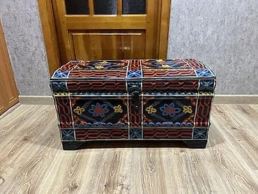 sandıg: Rəngli naxışlarla bəzədilmiş dekorativ sandıq/kofra. Xüsusiyyətlər: - — 4