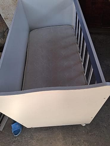 Beşiklər: Oğlan üçün, İşlənmiş, Dördbucaq, Beşik, Dəstsiz, Matras ilə, Yellənmə mexanizmsiz — 2