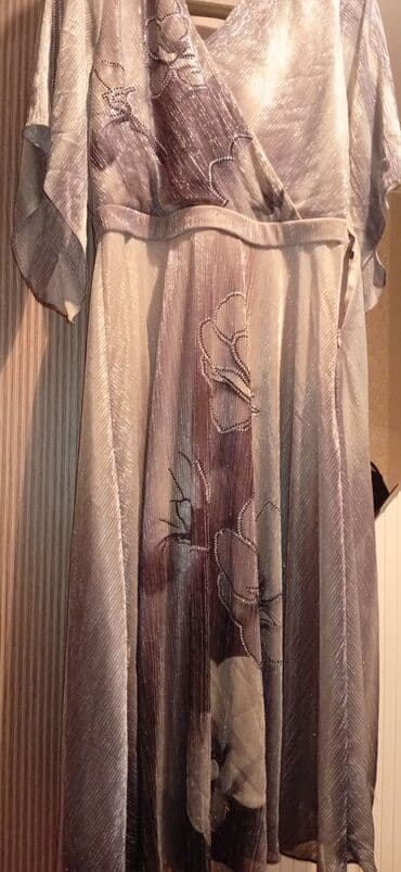 Kurtkalar: Zərif qadın paltarı - Model: A-kesim, uzun, V-yaxalı, üstü qatlanmış — 1