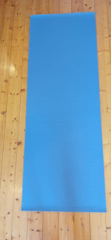 yoqa mat: Mavi rəngdə, səthində zolaqlı teksturası olan yoqa matı. Bu mat rahat — 1