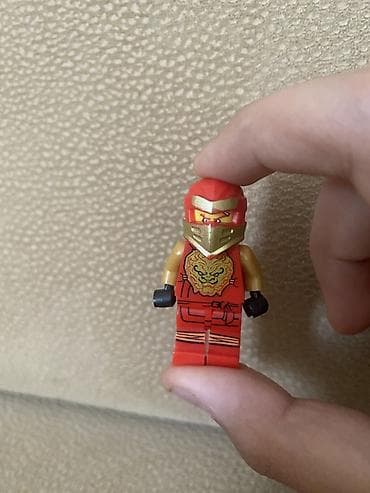 lego satisi: LEGO minifiqur – qırmızı və qızılı rəng sxemi ilə ninja obrazı — 1