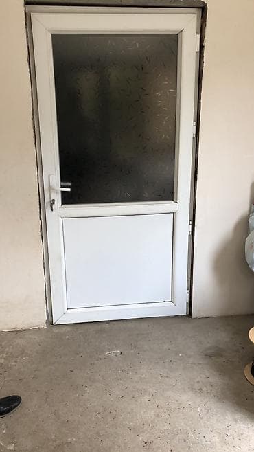 qapi ve pencere: Qapilar her biri 100 manat peknec - Material: Ağ rəngli PVC profil - — 2
