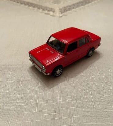 заказать модель машины: Ağ rəngli klassik sedan avtomobilin metal miniatur modeli. - Korpus — 7