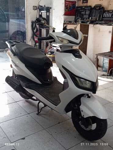 Ağ rəngli şəhər skuteri - Kuzov: aqressiv dizaynlı ön panel, ikili — 1