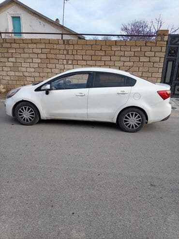 Kia Rio: 1.4 l | 2012 il Sedan