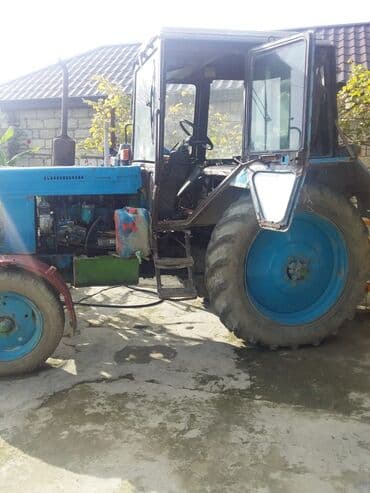 yük daşima: MTZ tipli mavi traktor - Kabinəli, iki qapılı konstruksiya, geniş ön — 4