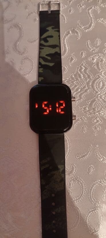 almaniyada saat neçədir: Elektron LED bilək saatı - Korpus: kvadrat formalı, qara rəngli. - — 2