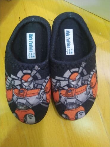 uşaq şəp şəpləri: Cizgi filmi robot personajının təsviri ilə bəzədilmiş qara rəngli uşaq — 1