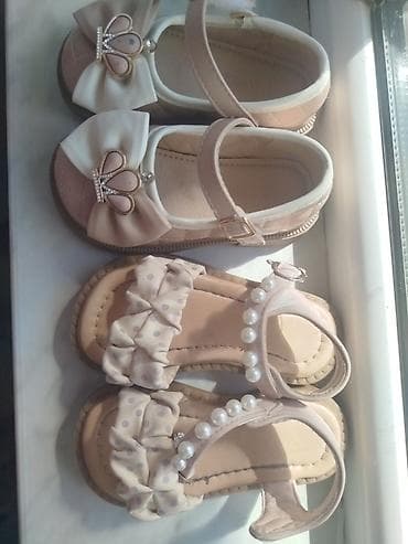 23 razmer Qız uşaqları üçün zərif ayaqqabı dəsti işlənmişdir. taclı