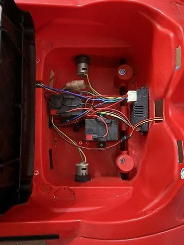 deri plas: Uşaq üçün elektrikli minik maşını – qırmızı rəng Xüsusiyyətlər: - 1 — 8