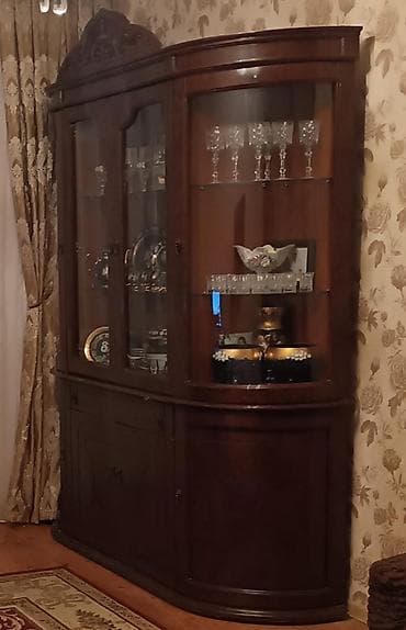 sifonerler: Klassik üslubda, massiv ağacdan hazırlanmış bufet-vitrin şkafı. Künc — 1