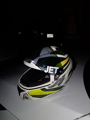 motor kask: Salam.şüşəsinin sağ tərəfində cızığ var.sürtünmə olub cızılıb.belə — 1