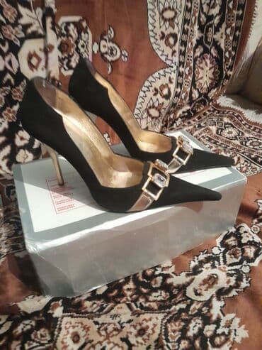 женские балетки с перфорацией: Qadın klassik tufliləri - Rəng: qara - Model: sivri burunlu, nazik — 1