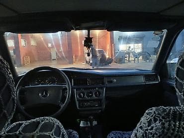 ceska fara: Mercedes-Benz W201 (190) sedan - Korpus: sedan, qara rəng - Kuzov — 10