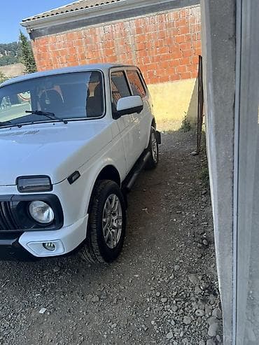 yer qazan traktor: VAZ Lada Niva 3 qapılı, ağ rəngli off-road SUV - Kuzov: kompakt 3 — 3