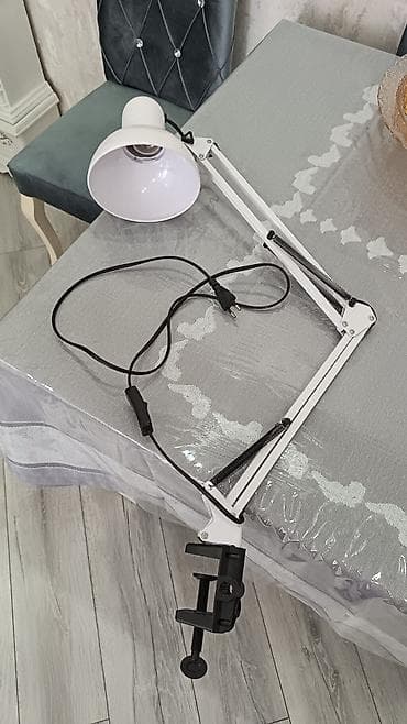 ləmpə: Yeni, masaya bərkidilən lampa təcili satılır. Ağ rəng, metal — 1