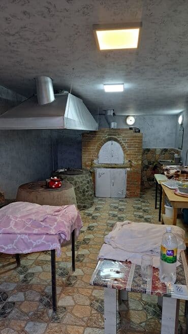 Təndirxana və yanında Kafekimi balaca oturaq yeri bayırda yeri də var