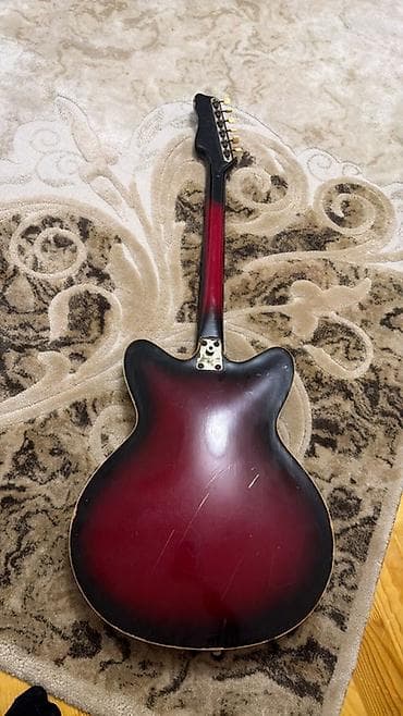 elektron gitara yolana: Yarım-akustik elektrik gitara - Korpus: hollow-body, f delikli, iki — 2