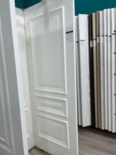 межкомнатные двери из мдф: Ağ rəngdə, üç panelli dizaynı olan daxili qapı. Klassik üslubu ilə — 1