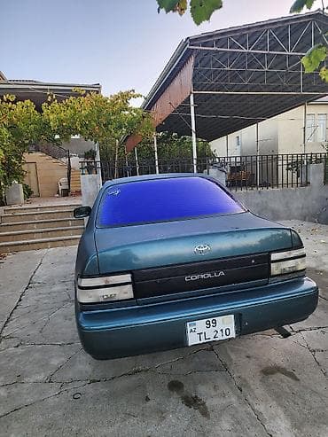 lexus is bufer: Toyota Corolla sedan - Kuzov: 4 qapılı sedan, mavi rəng - Mühərrik — 9