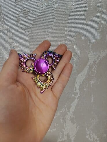 stress çarxı: Bənövşəyi-qızılı keçidlərə malik metal fidget spinner. Detallı qanad — 1