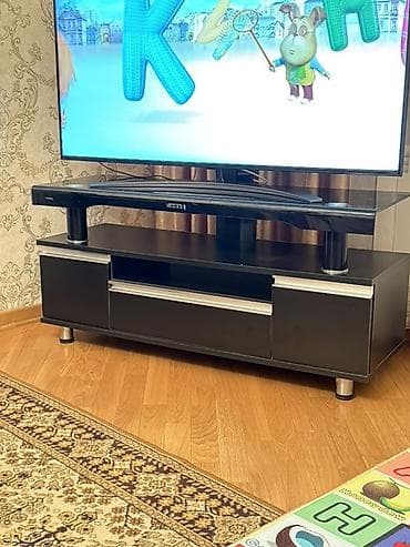 Düz TV altlığı, Polkalı, Laminat