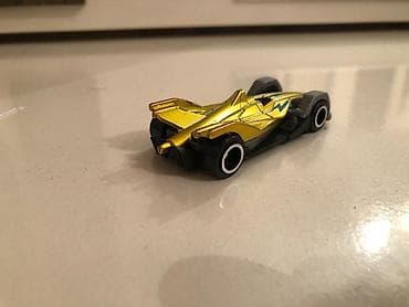 kinder joy stranger: Qızılı rəngli mini yarış maşını oyuncağı - Model: futuristik Formula — 1