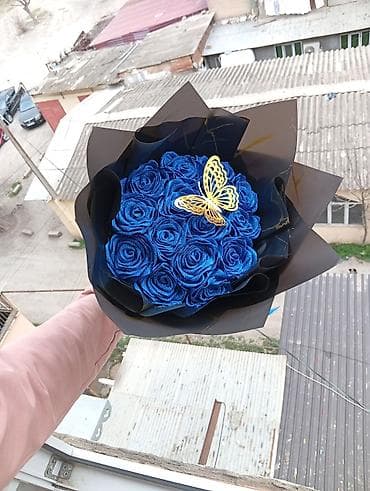 Çöl bitkiləri: Mavi qızılgüllərdən hazırlanmış dəbdəbəli buket - Tərkib: dərin mavi — 2